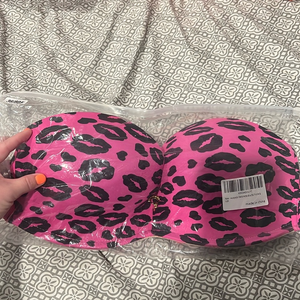 Strapless Lip Pattern Push Up With Cute Bling Accent